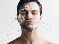 چگونه با تغییر فصل‌ها، روتین مراقبت از پوست را تنظیم کنیم؟