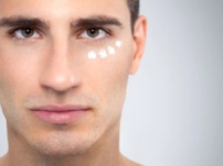 مراقبت از پوست دور چشم: چگونه از چین و چروک جلوگیری کنیم؟